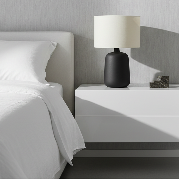 ÉCLAIRAGE - LAMPE DE TABLE 24"H EN CÉRAMIQUE NOIRE ABAT-JOUR BEIGE