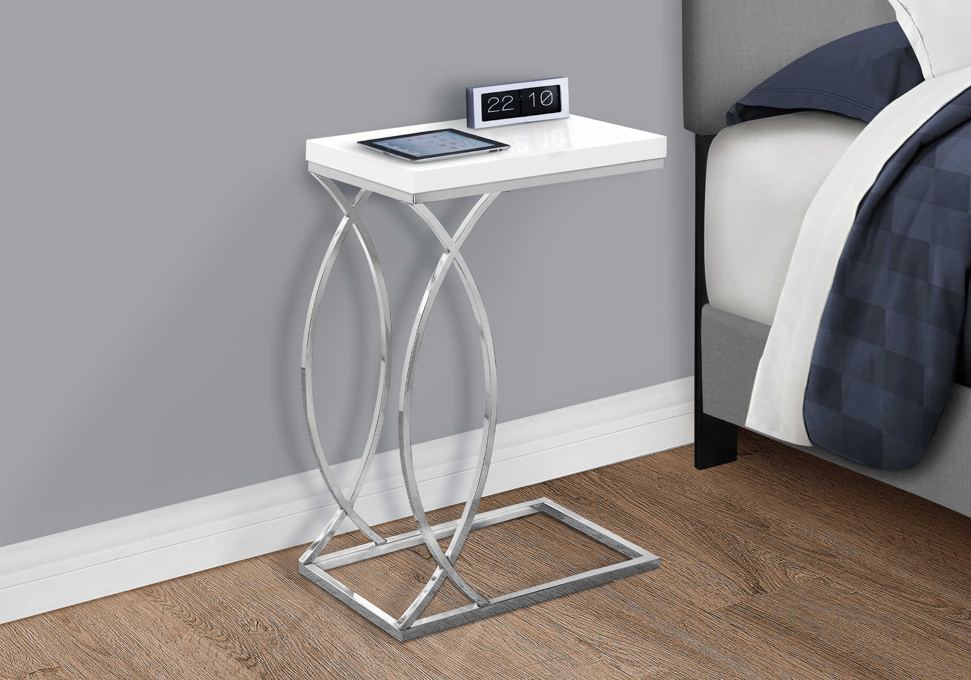 TABLE D'APPOINT - BLANC BRILLANT AVEC MÉTAL CHROME